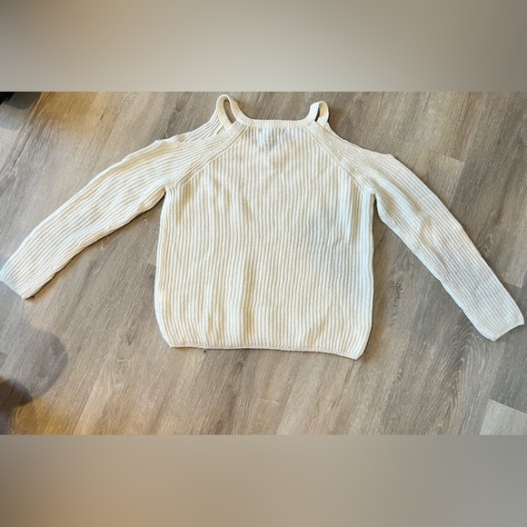 Urban Planet shoulder cut out knit sweater - Picture 2 of 3